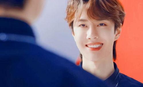 露出假笑表情包贾乃亮,揭秘明星幕后生活点滴  第2张